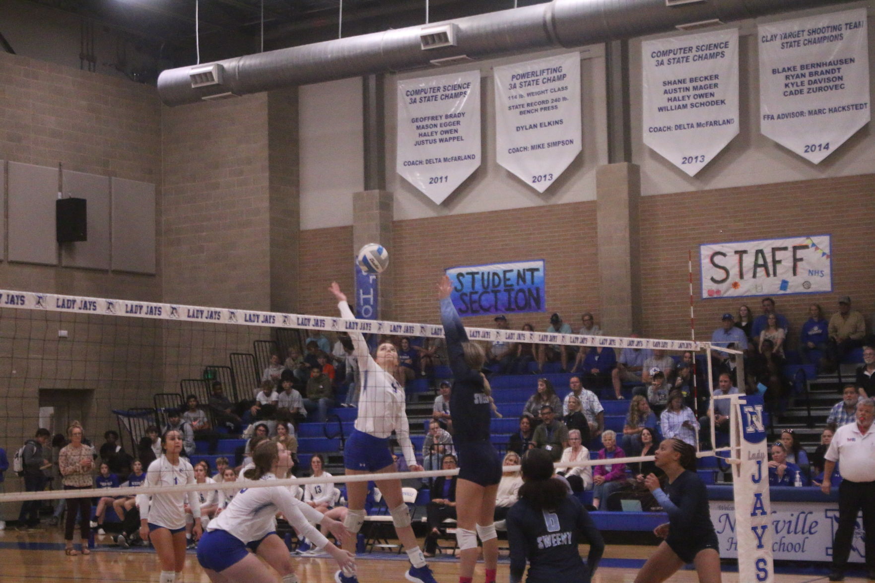 Fotjik dominates at the net